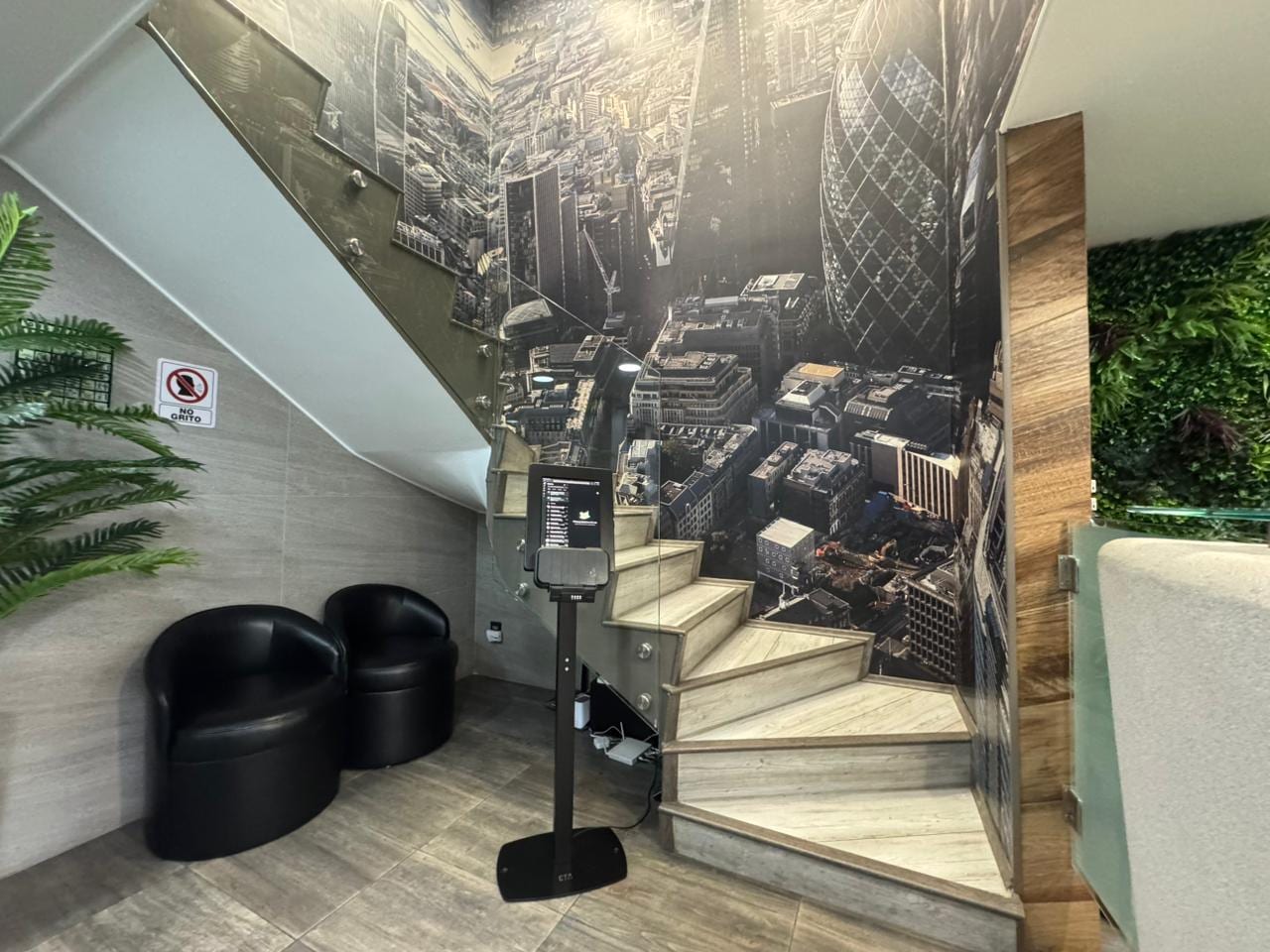 Escalera con mural de Londres y sillas lounge