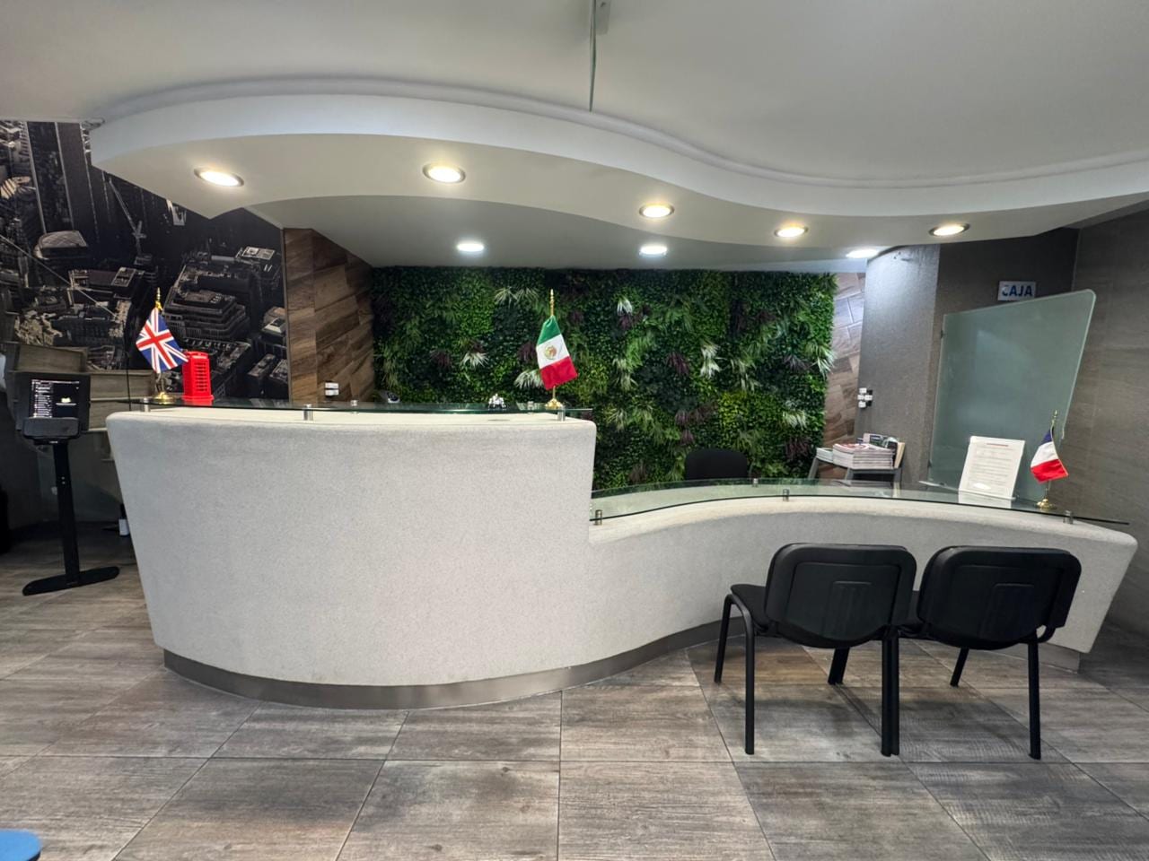Recepción con muro verde vivo y bandera de México