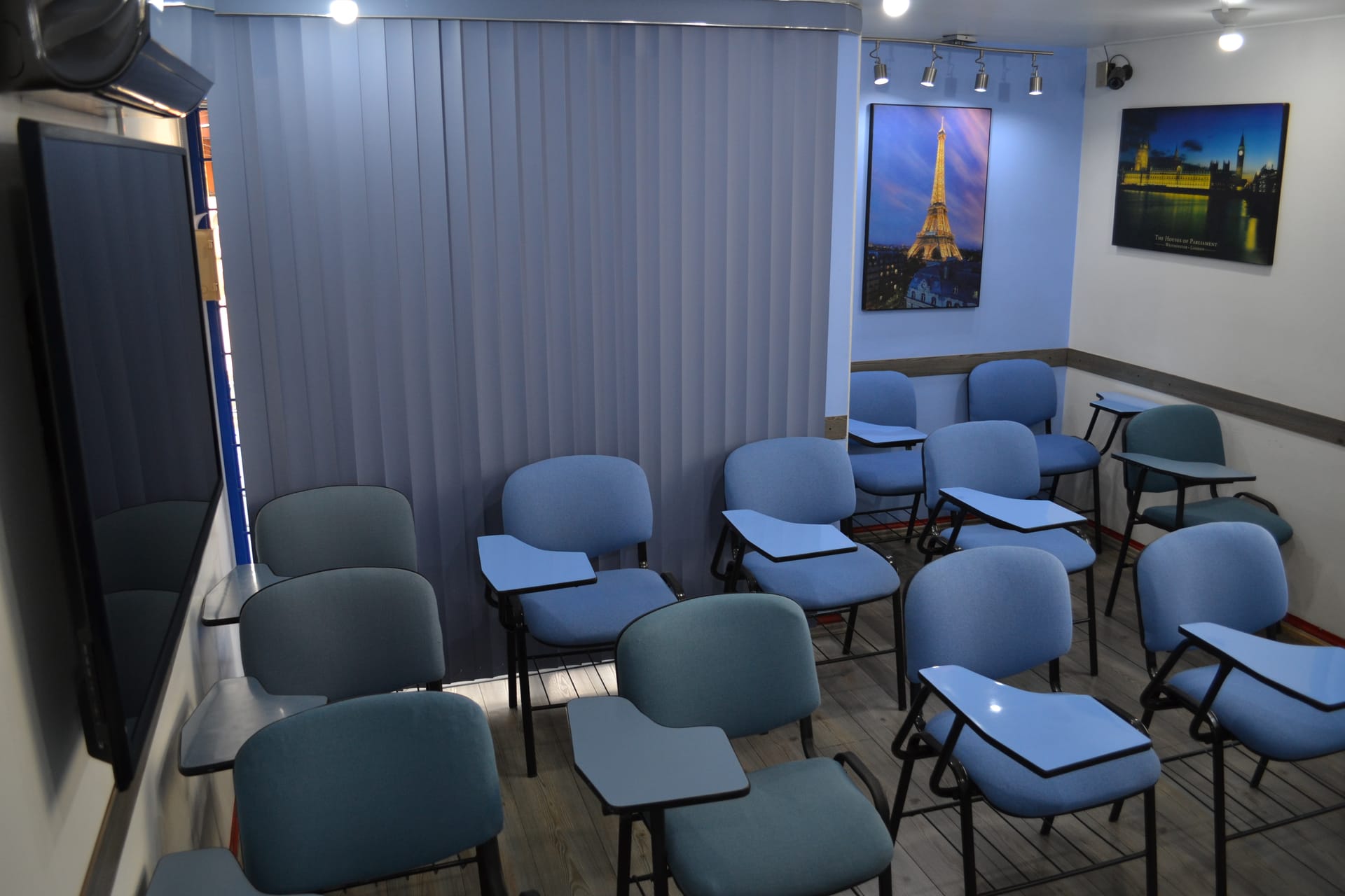 Salón de clases con tema Londres y París