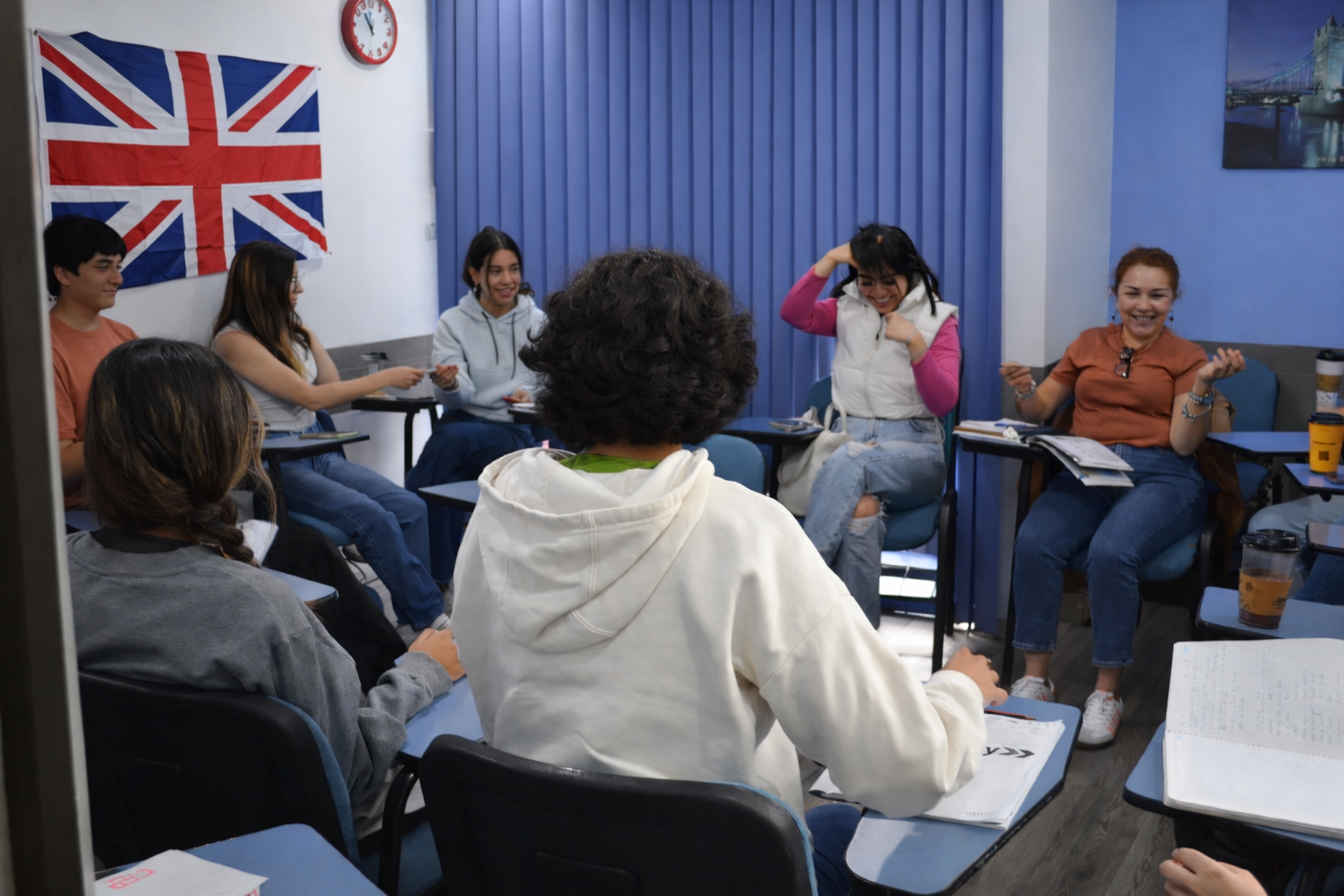 Grupo de teens en clase de inglés con profesor en Universal House