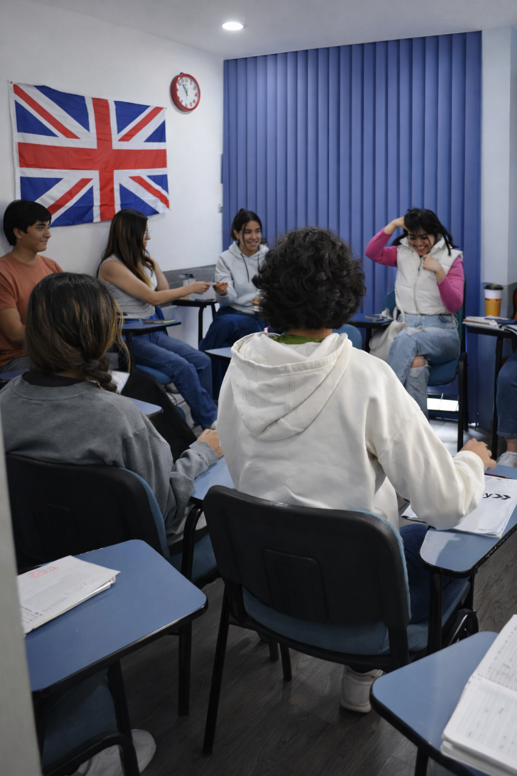 Teens en interacción con profesor durante la clase